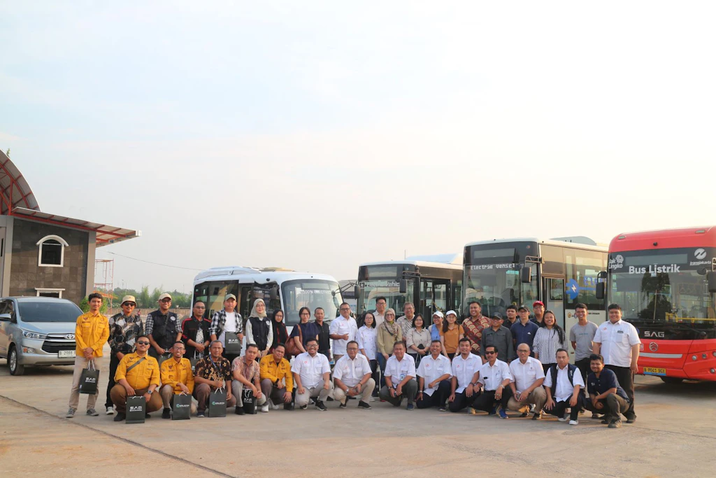 Visit to an electric bus operator in Jakarta as part of the INDOBUS project.